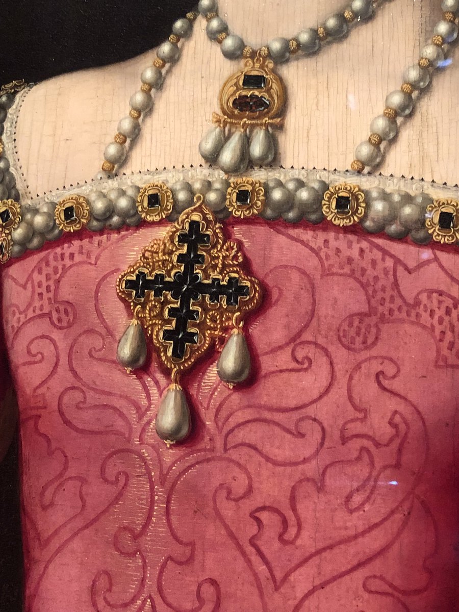RoyalsOther's tweet photo. Too late for Holbein, but this portrait of Elizabeth I as a teenager was one of several not by him to be included in the exhibition. #QueensGallery #BuckinghamPalace https://t.co/i32XifTHLx