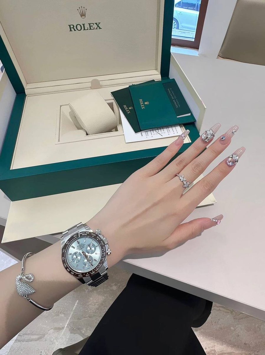 This watch is very beautiful. Neat and clean. I think it will suit me.