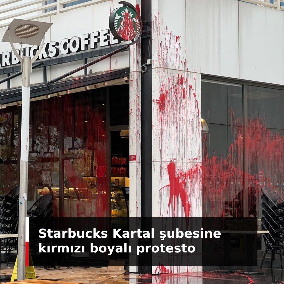 Starbucks’ın İstanbul Kartal’daki şubesi İsrail'i destekledikleri gerekçesiyle kırmızıya boyanarak protesto edildi.

———

Ebu Ubeyde'den
#KassamTugayları
Starbucks'ta
#BoykotaDevam 
#BoykotaSendeKatıl 
#BoykotSilahtır 
#BoykotaDevamTürkiye