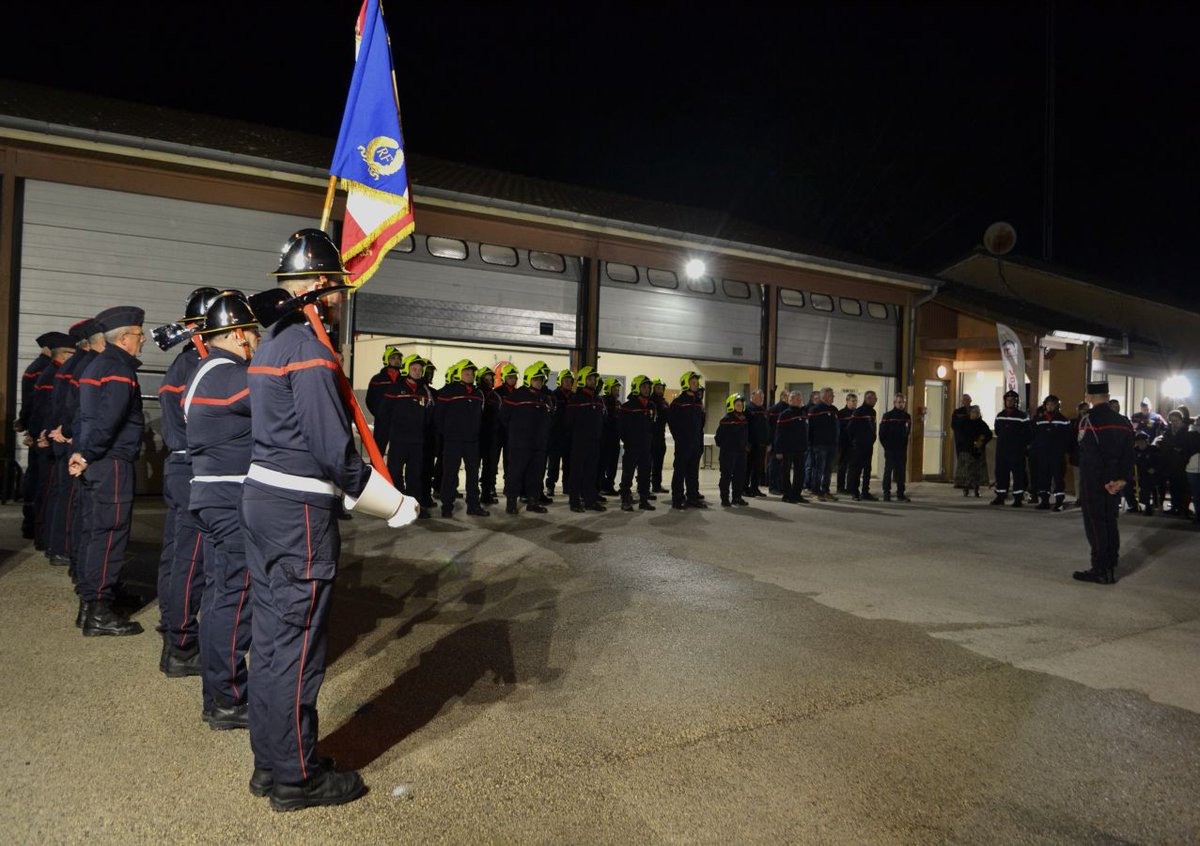 #PriseDeCommandement | Souhaitons la bienvenue au sch Sébastien Comparato, nouveau chef de centre #spv du centre d'#incendie et de #secours de Romenay !
📸<a href="/NicolasTitre/">Titre Nicolas</a> et Jérôme Cabut