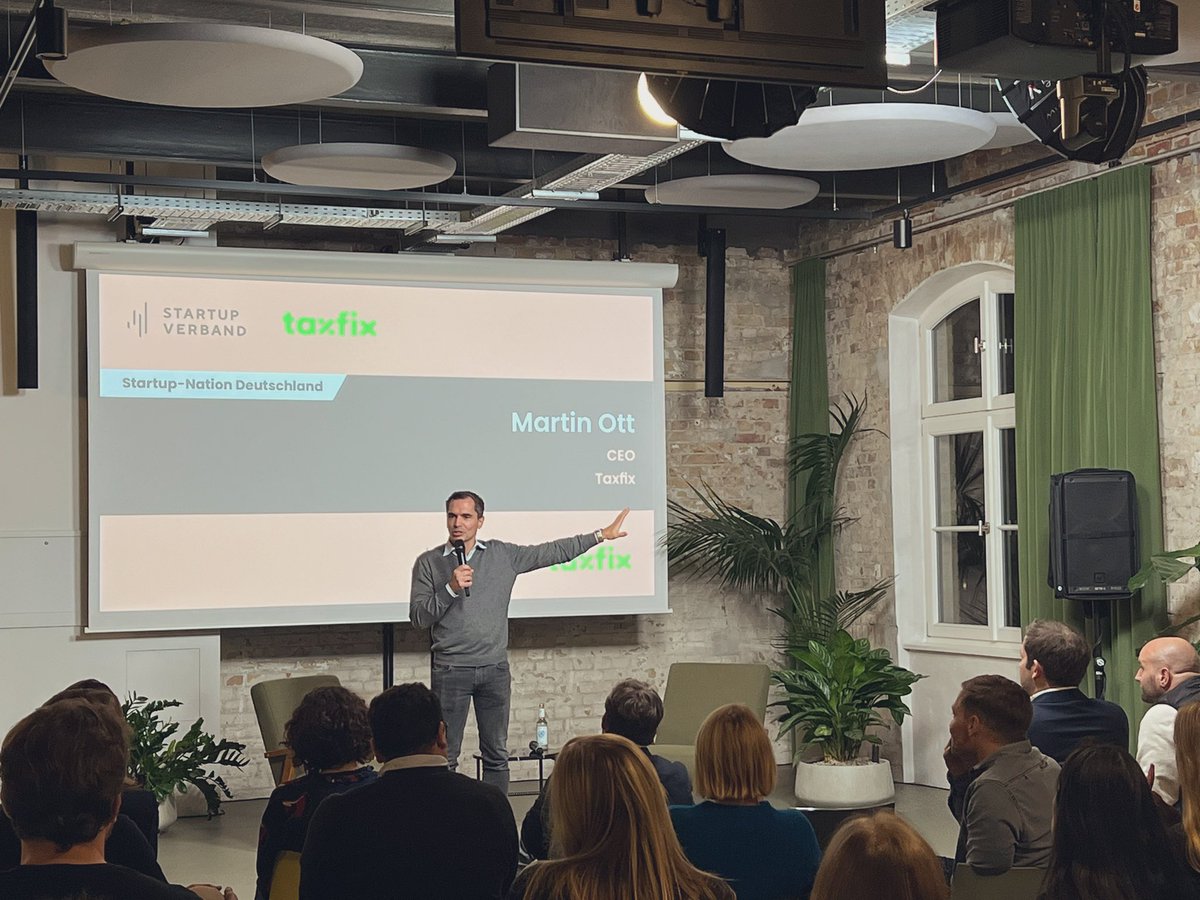Der Gastgeber – Martin Ott, Gründer &amp; CEO von Taxfix – eröffnet. 🎤 Danke @taxfix_de für diese tolle Location. Ziemlich schick bei euch! 😏✨ Dürfen wir häufiger vorbeikommen? #startupverband #startupsdeutschland