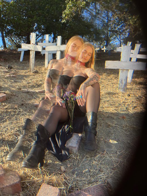 New pics coming soon  Make sure you&rsquo;re following me on my https://t.co/y5Q34KJ6BD 🖤🖤🖤 I have tons of