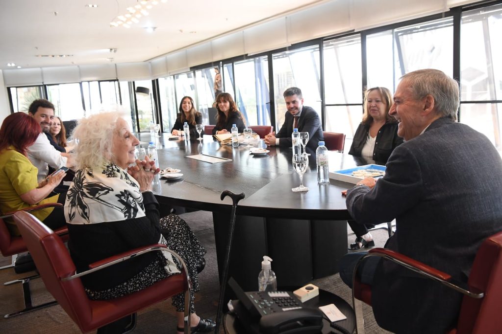 abuelasdifusion's tweet photo. 🗨️"Me voy muy feliz y agradecida", afirmó la presidenta de #Abuelas, Estela Carlotto, tras su reunión con el gobernador de #Cordoba, Juan Schiaretti, en la que ambos coincidieron en la importancia de continuar con el trabajo en materia de #DerechosHumanos
https://t.co/8HHH7luJMP https://t.co/lqa0oNTeVT