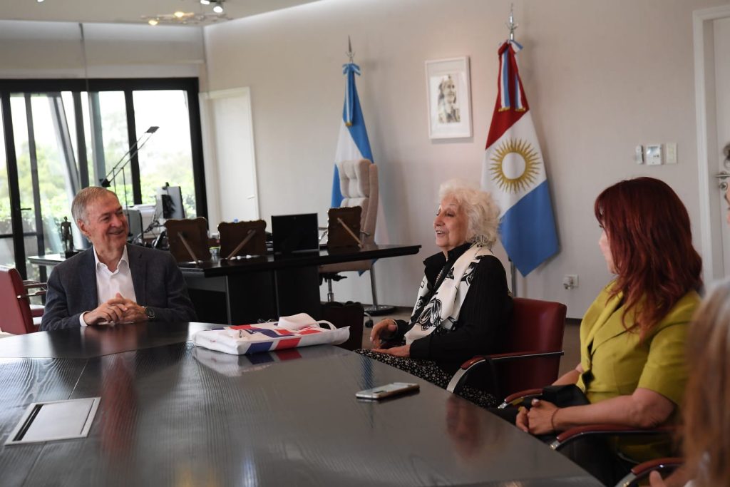 abuelasdifusion's tweet photo. 🗨️"Me voy muy feliz y agradecida", afirmó la presidenta de #Abuelas, Estela Carlotto, tras su reunión con el gobernador de #Cordoba, Juan Schiaretti, en la que ambos coincidieron en la importancia de continuar con el trabajo en materia de #DerechosHumanos
https://t.co/8HHH7luJMP https://t.co/lqa0oNTeVT
