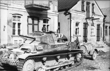 Postmanden1's tweet photo. Panzer II, with trailer
#PanzerII #PzII https://t.co/DefjvMhkxm