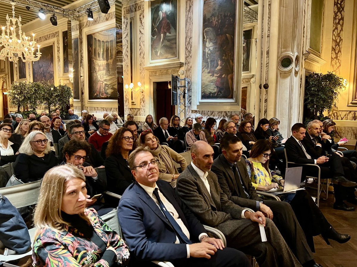 comunevenezia's tweet photo. 🔸L’intervento dell’assessore al Commercio e alle Attività produttive @SebaCostalonga si è invece concentrato sui provvedimenti adottati contro la cosiddetta delibera anti-paccottiglia e a favore delle attività artigianali di #Venezia

💬“Questa è la prima delibera in Italia che consente di intervenire contro la piaga degli 'apri e chiudi' di attività di vendita di oggetti di scarsa qualità, bloccando quelle che alimentano furbescamente l'evasione fiscale facendo concorrenza sleale nei confronti di chi rispetta le regole. Si tratta di una rivoluzione che sta portando seri vantaggi, al momento abbiamo aperto 150 nuove attività artigianali di alto livello”

🔗 https://t.co/ydu1H6deKj