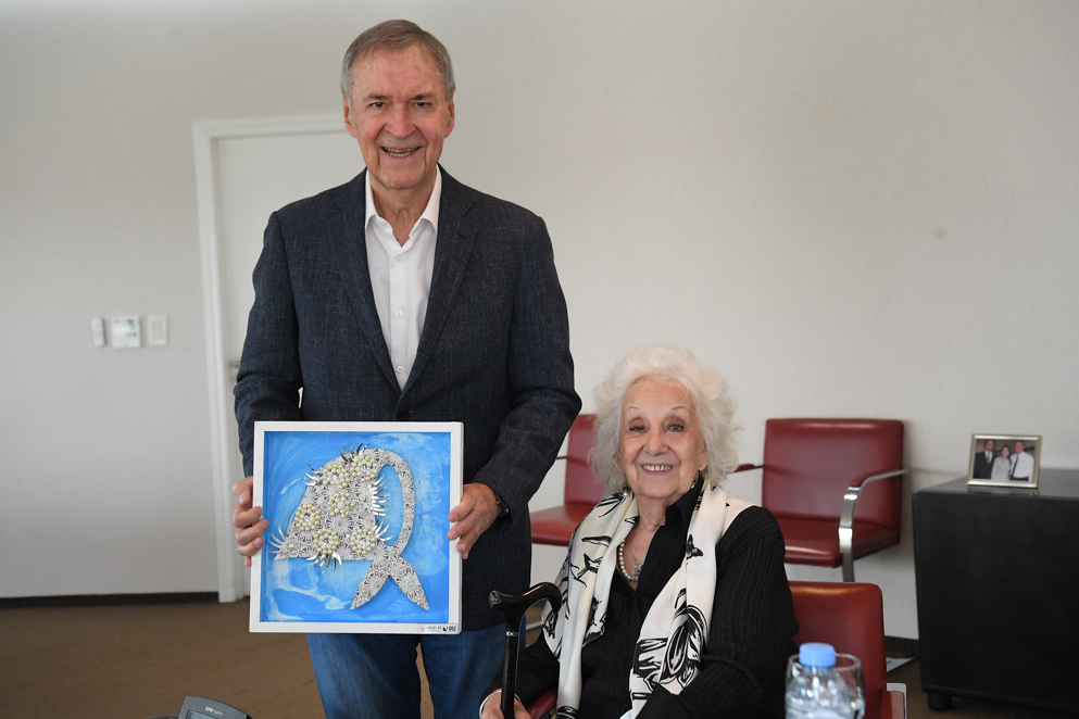 abuelasdifusion's tweet photo. 🗨️"Me voy muy feliz y agradecida", afirmó la presidenta de #Abuelas, Estela Carlotto, tras su reunión con el gobernador de #Cordoba, Juan Schiaretti, en la que ambos coincidieron en la importancia de continuar con el trabajo en materia de #DerechosHumanos
https://t.co/8HHH7luJMP https://t.co/lqa0oNTeVT