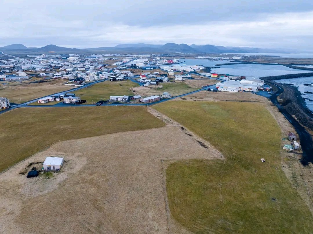 #Islandia
Imagen de la deformación observada en el área de Grindavik. En tonos violetas el hundimiento observado en el lado Oeste de la ciudad. Esto explica la formación de la extensa fractura por hundimientos (graben) que cruza la ciudad. 
Imagen <a href="/Vedurstofan/">Veðurstofa Íslands / Icelandic Met Office</a>