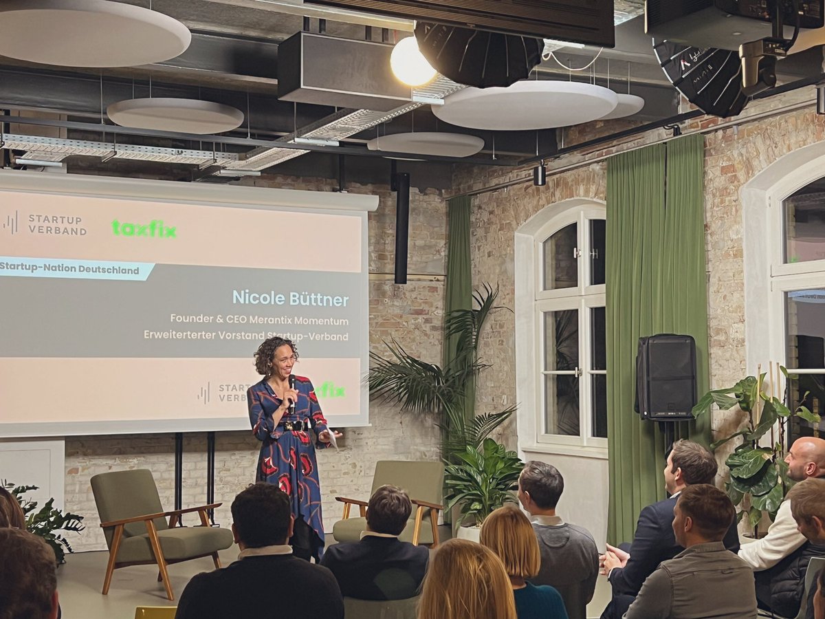 Startup-Verband 💡 🚀 (@startupverband) on Twitter photo 🥁 <a href="/nicolebuettner/">Nicole Buettner</a>, CEO & Gründerin von Merantix, begrüßt das Publikum. Btw, sie kandidiert als Teil von Pausders Team für den Vorstand des Startup-Verbands. Ihre Botschaft: Die erfolgreiche Transformation der 🇩🇪 Wirtschaft kann nur mit starken Startups gelingen. 🚀 @taxfix_de 🥁 <a href="/nicolebuettner/">Nicole Buettner</a>, CEO & Gründerin von Merantix, begrüßt das Publikum. Btw, sie kandidiert als Teil von Pausders Team für den Vorstand des Startup-Verbands. Ihre Botschaft: Die erfolgreiche Transformation der 🇩🇪 Wirtschaft kann nur mit starken Startups gelingen. 🚀 @taxfix_de
