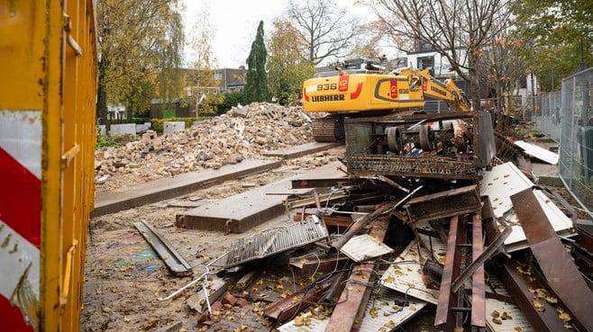 gooieneemlander's tweet photo. Paulusschool en restanten van De Lelie tegen de vlakte voor nieuw complex in Hilversum-Zuid #gooieneemlander https://t.co/VnY1EgNr8k https://t.co/SEurTcz7bT