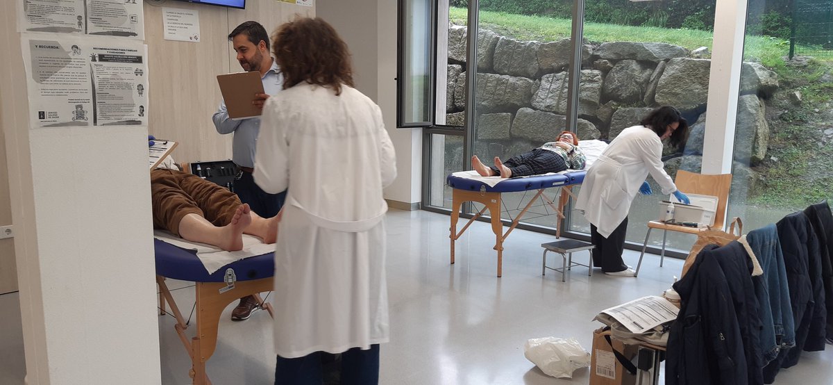 DiabetesFerrol's tweet photo. Temos que dar a grazas aos alumn@s de Enfermaría e Podoloxía da @FEP_UDC pola súa colaboración este día no que adiantamos as mesas informativas sobre a diabetes e a medición de glicosa e tensión arterial, así como a revisión do pé diabético 
#DiaMundialDeLaDiabetes https://t.co/pyslS1xPlN