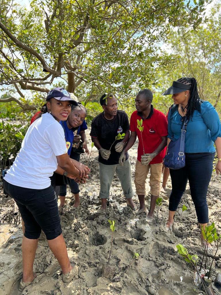 The3Rings1's tweet photo. We were also excited to join other organisations to be part of this important national exercise 💚
National tree planting day productively spent
#twende15billion
@AbediMishi @cherrylexly @AkelloSyprose @EarthFaith4 @InterfaithYNKE https://t.co/7eAGqHHkBe