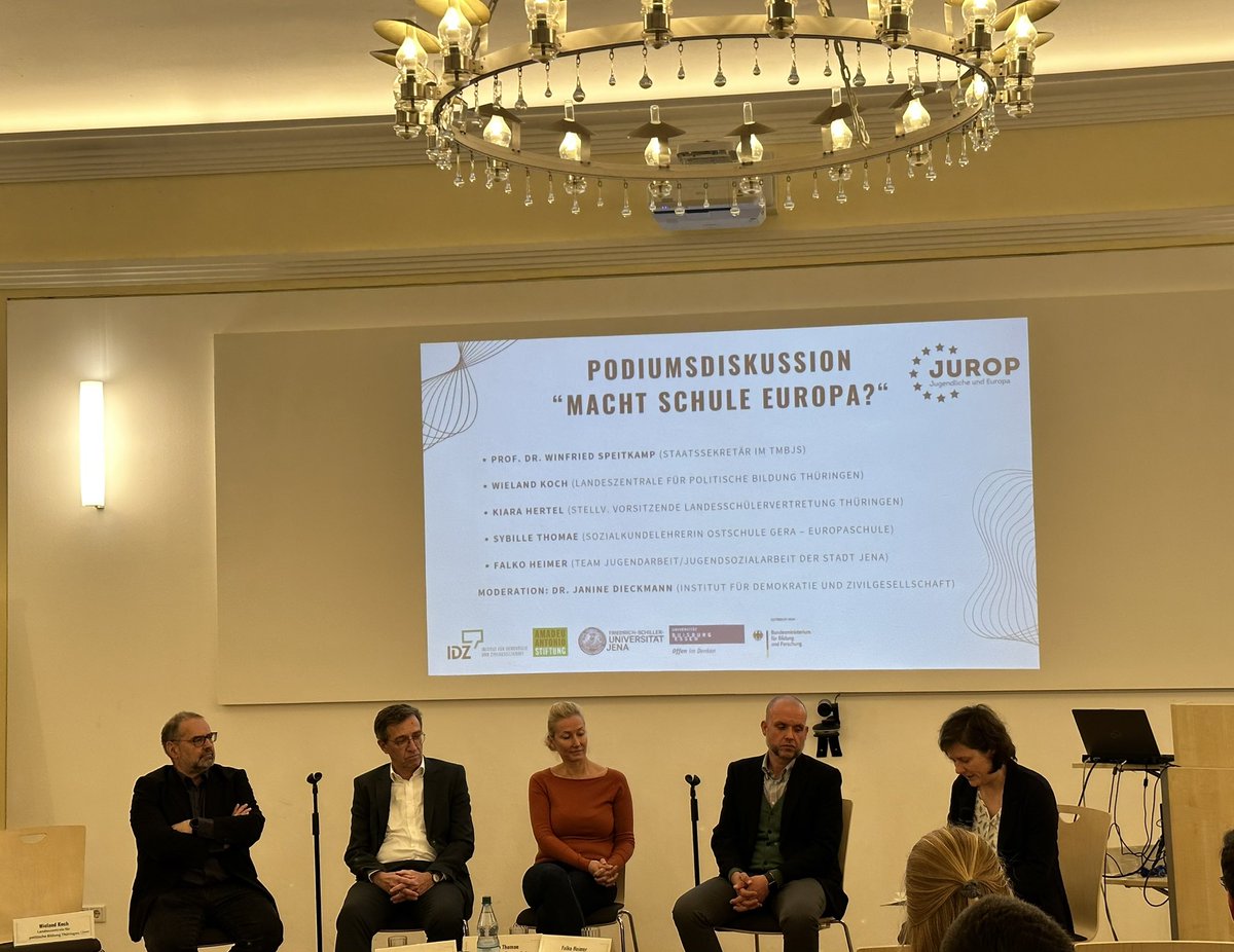 Jetzt im großen Rosensaal der <a href="/UniJena/">Universität Jena</a>: Podiumsdiskussion zum Thema „Macht Schule Europa?“ im Rahmen der Abschluss-Tagung des Verbundprojektes #JUROP - #Jugendliche und #Europa 🇪🇺 <a href="/IDZ_Jena/">IDZ</a>   <a href="/AmadeuAntonio/">Amadeu Antonio Stiftung</a>  <a href="/UniJena/">Universität Jena</a> <a href="/unidue/">Uni Duisburg-Essen @unidue.bsky.social</a> @BMBF_Bund