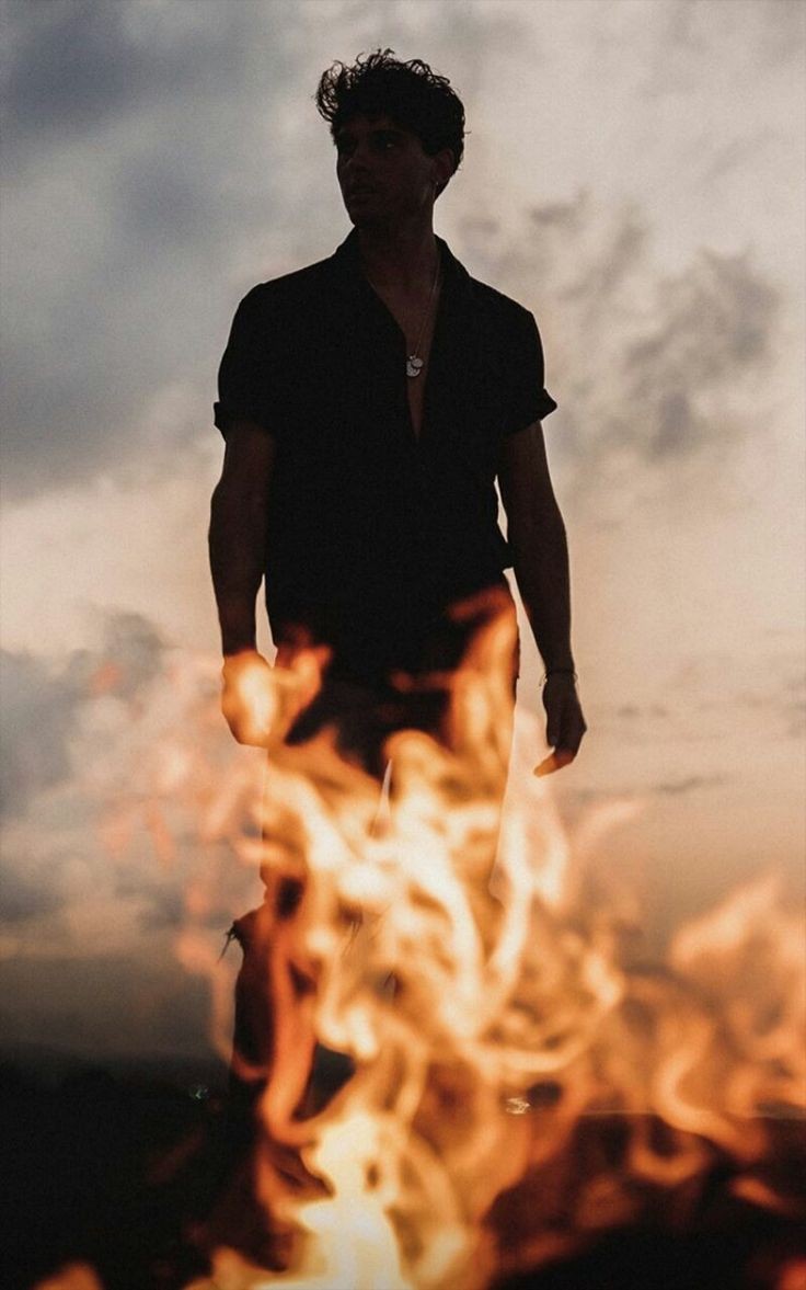 — Del polvo salimos y en el polvo acabamos, pero es en las llamas donde todo resurge, donde todo comienza otra vez.