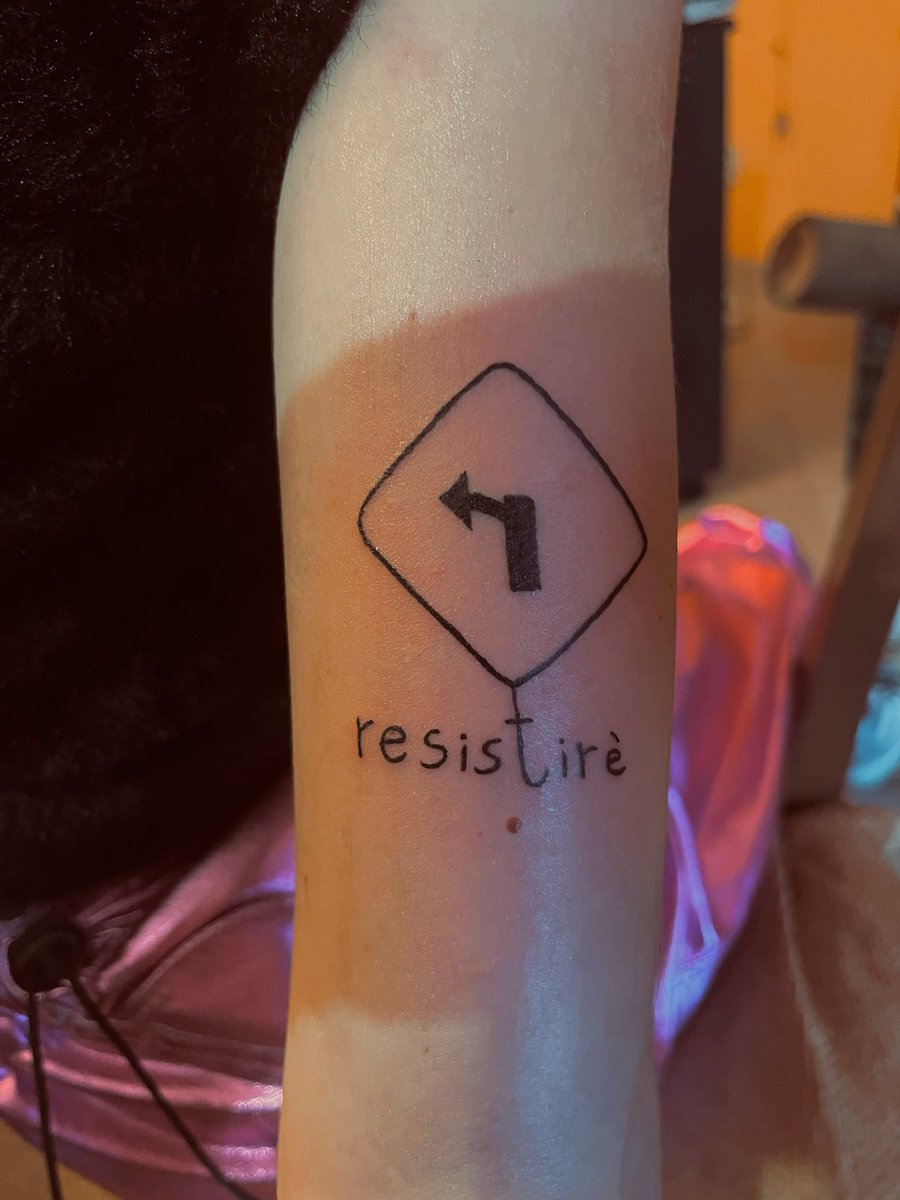 WayCasi's tweet photo. Cara Ginevra dai capelli rossi, arrabbiata col mondo, piena di sogni, so che saresti fiera di quello che sei oggi. Come vedi, ho mantenuto la promessa, non mi sono dimenticata dei nostri ideali e di ciò che ci ha salvato la vita. 
Continuo a resistere, anche per te. https://t.co/CjCusE7KNz