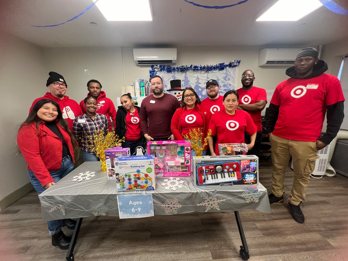 JessicaATGT's tweet photo. We had so much fun this morning decorating and prepping for W.I.N’s holiday adopt-family event! ❄️ ⛄️ #TargetForward #volunteering #community https://t.co/X1rfIQcxbs