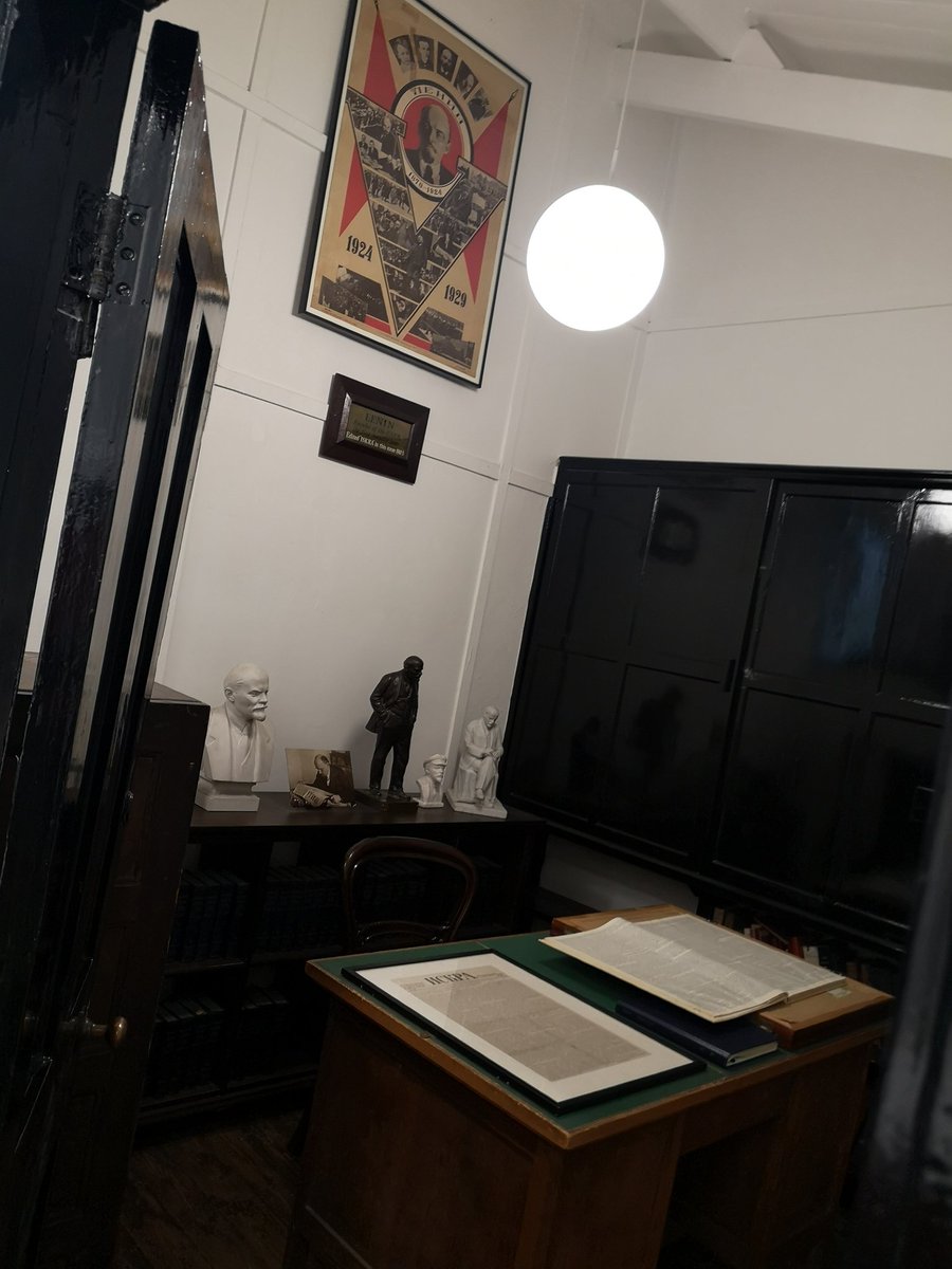 The Echo was lucky to get a look at the fantastic @MarxLibrary fresco today! Plus a visit to Lenin's office... Such an amazing place, in the heart of Clerkenwell!