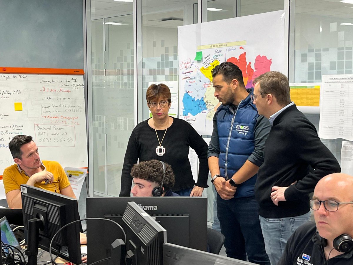 #TempêteCiaran Aujourd'hui, près de Brest, j'ai échangé avec les équipes toujours à pied d’œuvre. De la  préparation en amont aux chantiers souvent complexes, en passant par la livraison de matériels, la mobilisation se poursuit pour réalimenter chaque client 
#ServicePublic