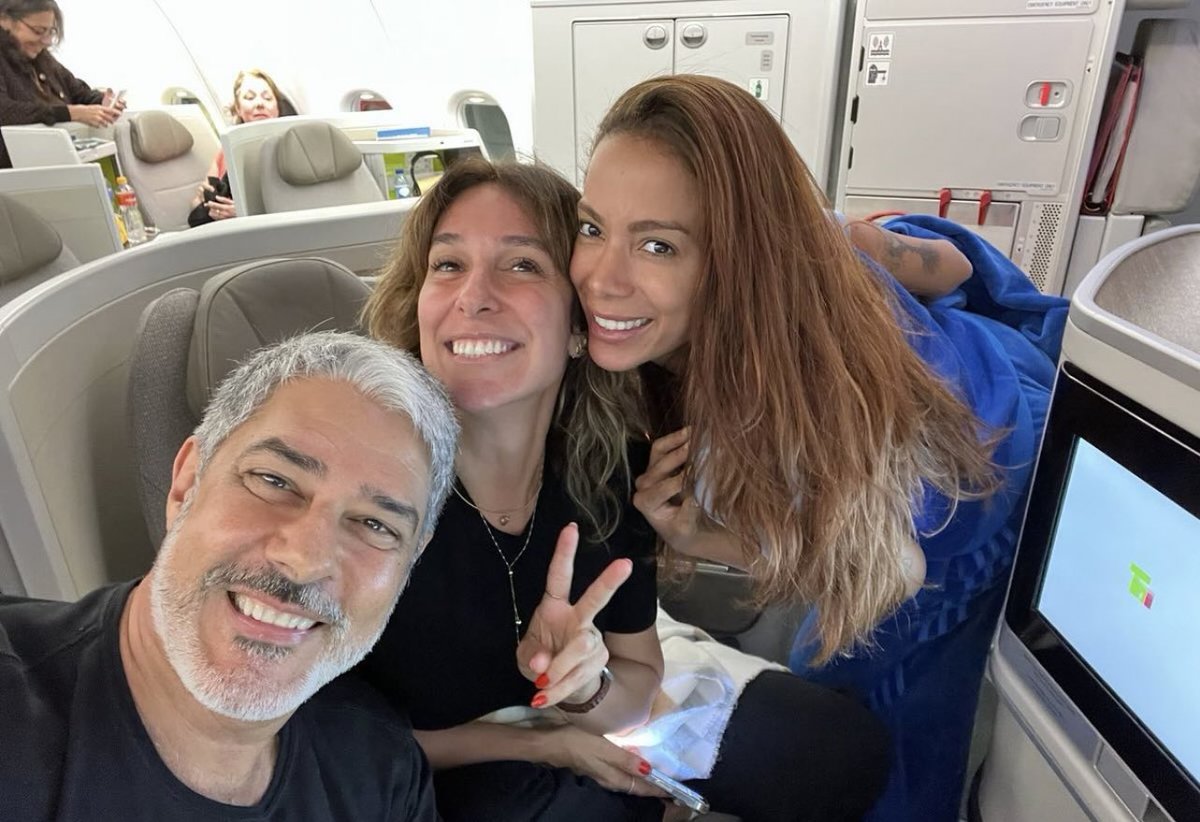 AnittaTrack's tweet photo. "E a Anitta, hein?" Anitta ao lado de William Bonner e Natasha Dantas, em um voo a caminho da Espanha. https://t.co/qJqlpdhSSb