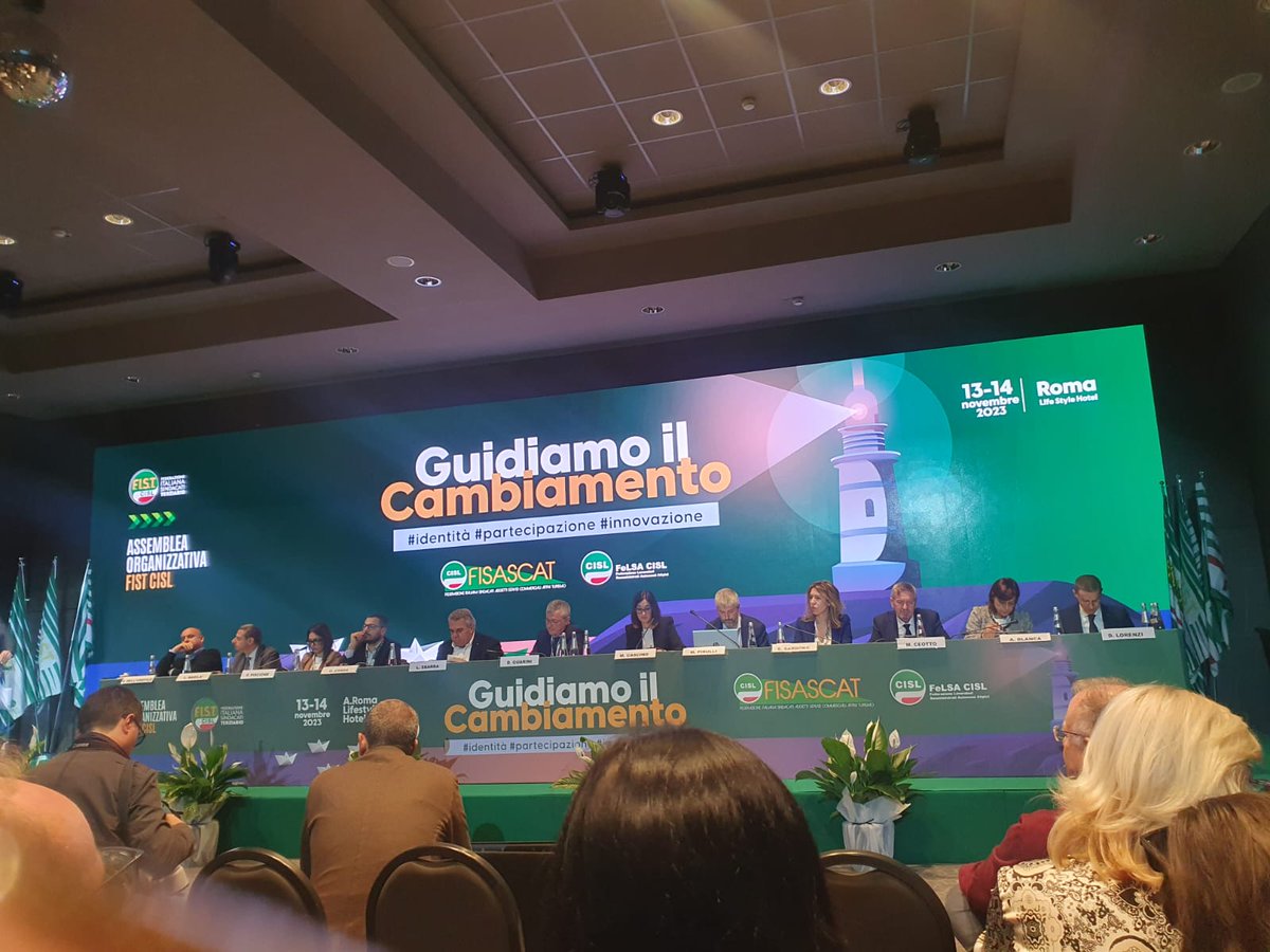 📸 C'è anche una delegazione della #Basilicata all'assemblea organizzativa della <a href="/FistCisl/">FIST CISL</a> che si è aperta oggi a Roma. Presenti la segretaria generale Emanuela Sardone (al tavolo della presidenza) e la segretaria Anna Capasso.
#GuidiamoilCambiamento