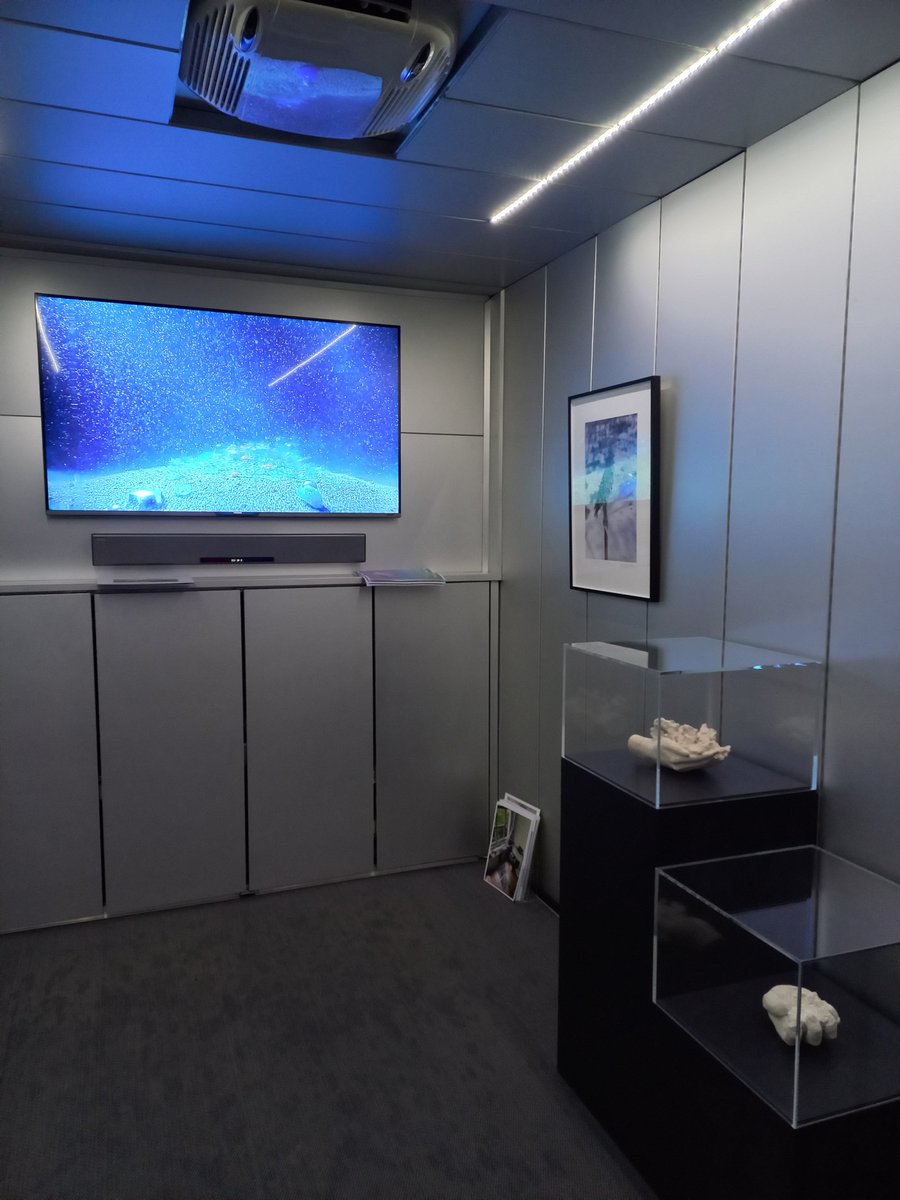 L'art contemporain arrive à Montbozon grâce au camion Satellite du FRAC FRANCHE-COMTÉ. Vernissage de  l'exposition Métamorphose qui offre aux élèves une rencontre directe avec des oeuvres originales . <a href="/DSDEN70/">DSDEN de la Haute-Saône</a> <a href="/DraeacBFC/">DRAEAC</a> <a href="/cir/">rakesh</a>