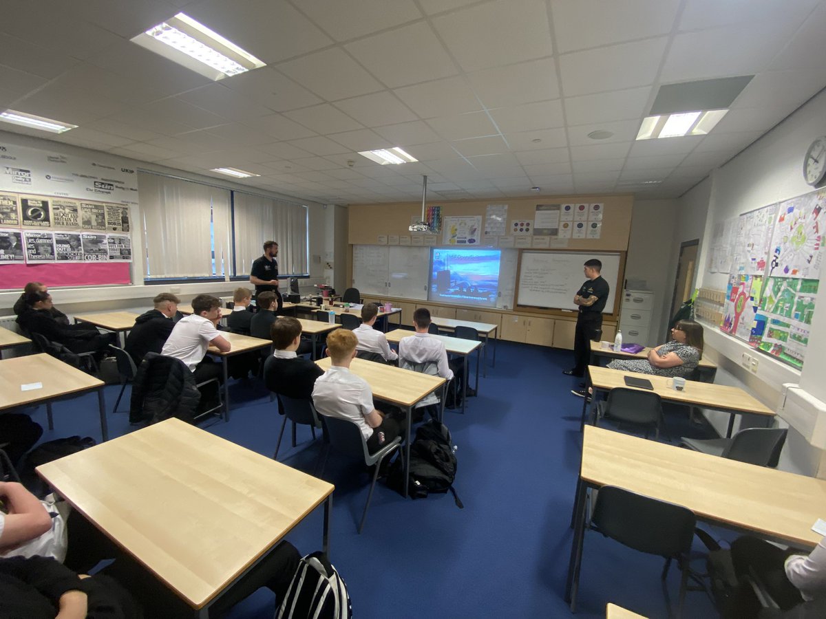 Thanks to <a href="/RoyalNavy/">Royal Navy</a> for kicking off #ScottishCareersWeek today at <a href="/GrangemouthHS/">Grangemouth HS</a>. Targeted session delivered to 22 pupils with specific focus on submarines. We look forward to welcoming you back for our Careers Fayre on Thursday 😄👍 <a href="/DYW_ForthValley/">DYW Forth Valley</a> #ShapeTheFuture