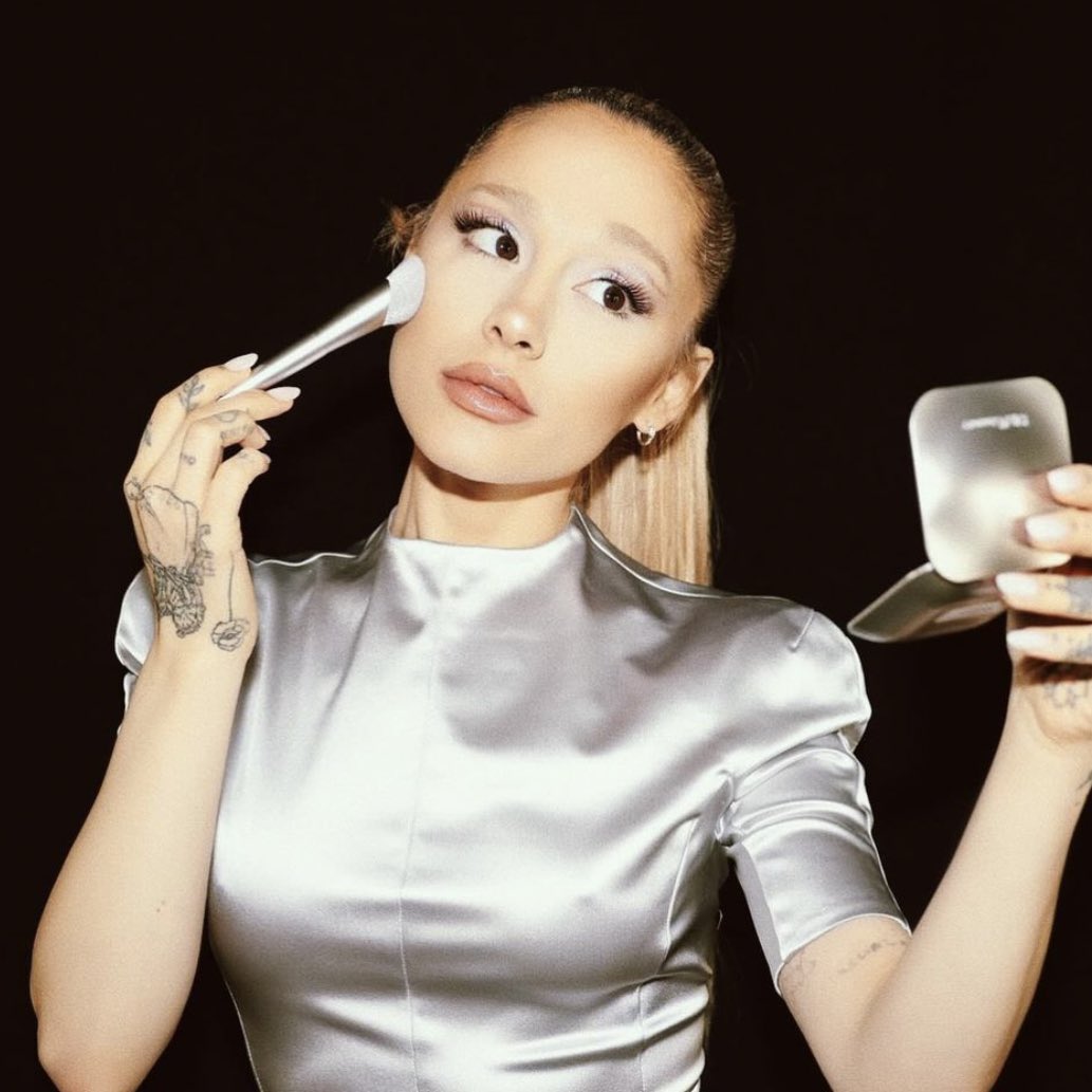 PopBase's tweet photo. Ariana Grande looks gorgeous in new photos. https://t.co/VaYXXvrLvS