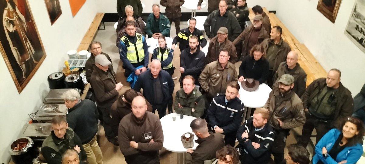 Landgoed Middachten (@huismiddachten) on Twitter photo Vrijdagavond kwamen 50 Gelderse BOA's en politiemensen naar Middachten om praktijkoefeningen te doen. We traden graag als gastheer op voor deze mensen die zorgen dat ons buitengebied leefbaar blijft! Met dank aan <a href="/provgelderland/">Provincie Gelderland</a> voor de coördinatie. Vrijdagavond kwamen 50 Gelderse BOA's en politiemensen naar Middachten om praktijkoefeningen te doen. We traden graag als gastheer op voor deze mensen die zorgen dat ons buitengebied leefbaar blijft! Met dank aan <a href="/provgelderland/">Provincie Gelderland</a> voor de coördinatie.