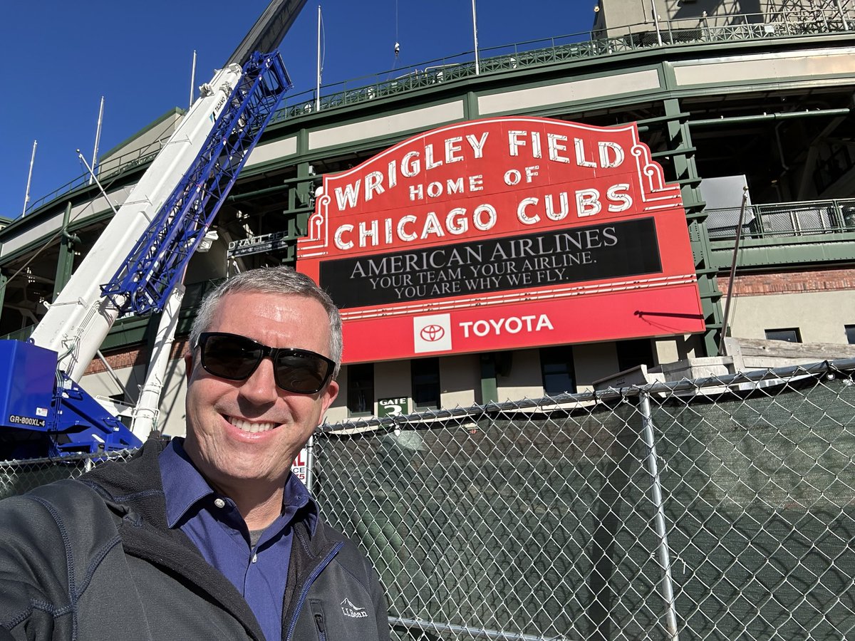 tavaresbooks's tweet photo. Walking around Chicago between school presentations #DasherTour https://t.co/HFwLZ0A7ZL