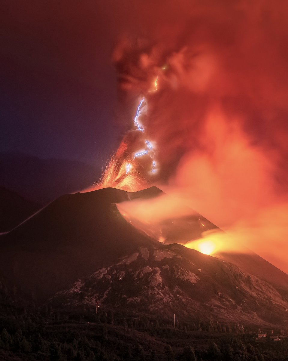 Volcan Cumbre Vieja 🌋 en La Palma 🇮🇨, España 🇪🇸

¿VES en la nube a un Demonio Japones ? ¿VES como sujeta el rayo con su brazo?

¿Quieres ver las escenas, la historia y como hice esta foto?  Hilo !!! ⤵️

Con mi anterior trabajo fuisteis TOP
¿Me volveis a ayudar compartiendo?🙏