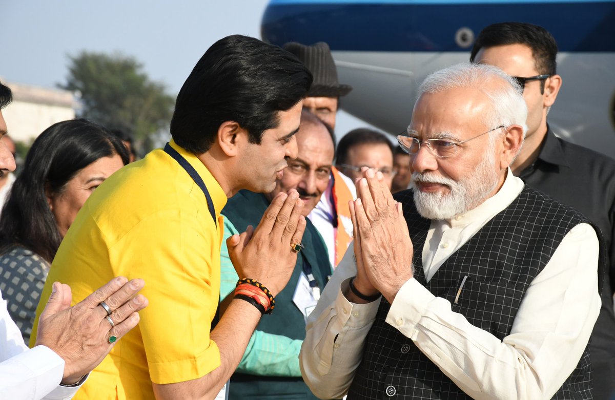 DeepakJainTinu's tweet photo. आज इंदौर विमानतल पर दुनिया के सर्वाधिक लोकप्रिय नेता और यशस्वी प्रधानमंत्री आदरणीय श्री @narendramodi जी को दीपावली एवं नववर्ष की शुभ-मंगलकामनाएं दीं.

#Indore #इंदौर #narendramodi https://t.co/GTC728VvLg
