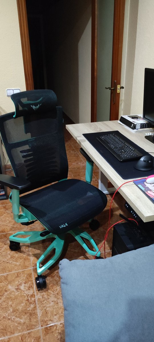 GHSS08's tweet image. New setup! Saying goodbye to the back pain #valkgaming