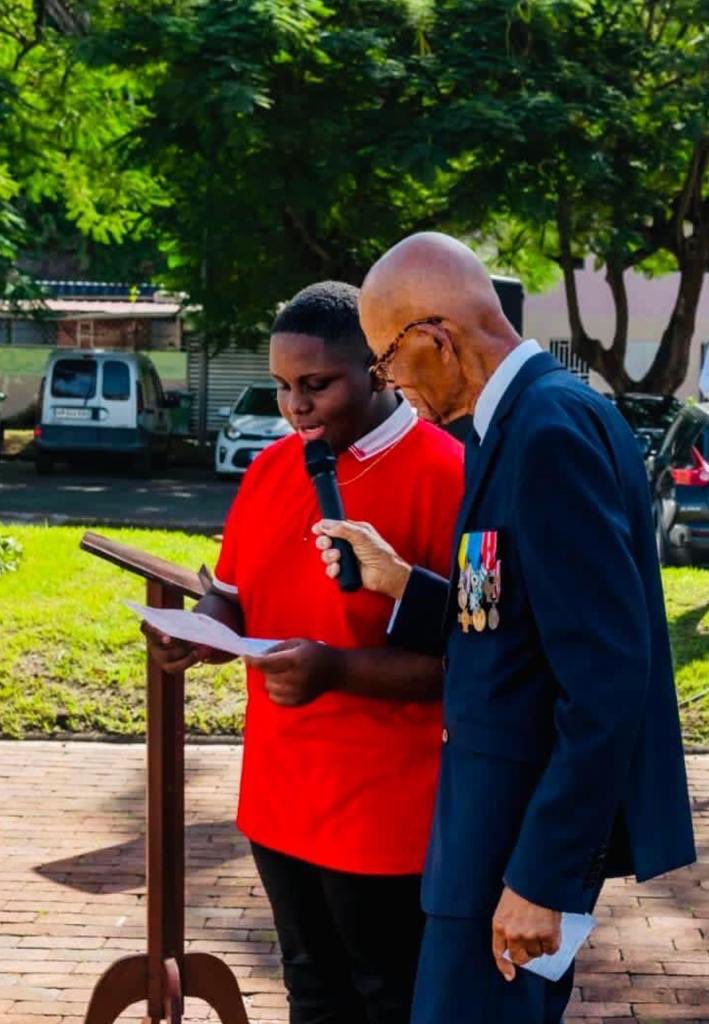 CollegeDelgres's tweet photo. Ce 11 novembre, on célébrait le 105eme anniversaire de l’armistice. Chayann, élève du collège a été invité à lire le message de l’#UFAC en présence du Maire de la ville et de Mme la Sous Préfète. Un honneur pour lui et pour l’ensemble du collège. #devoirdememoire https://t.co/w4NGGJ15WU