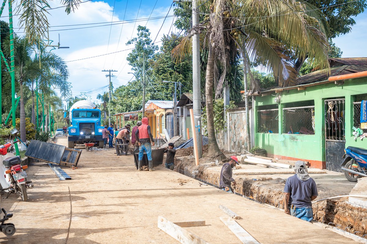 La Municipalidad de Puerto Barrios en conjunto con el CODEDE, continúan avanzando en la construcción del alcantarillado para  la descarga de aguas pluviales en la calzada principal de Barrio El Pueblito, Santo Tomás de Castilla. 
#GOBIERNOMUNICIPALPB
#LATIERRADEDIOS