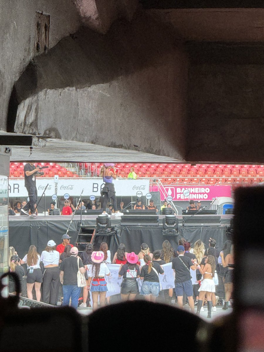 🚨🚨 POP EMERGENCY! ANAHI ESTA PRESENTE NO SOUNCHECK DO SHOW DE HOJE! E ESTAVA CANTANDO ALGUN DIA