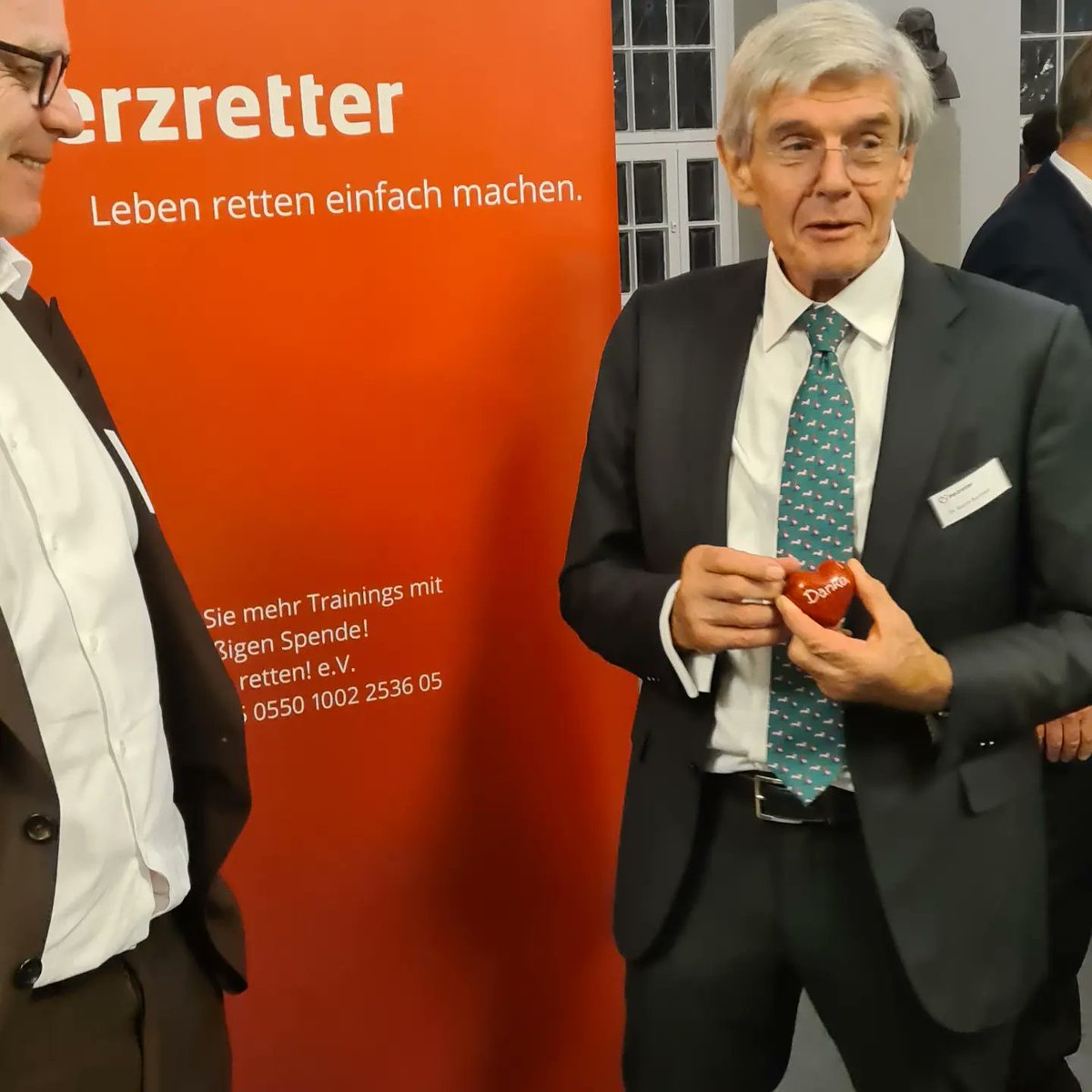 #Hamburg ist die erste #HerzretterStadt 🎉 Herzlichen Glückwunsch an unseren Botschafter Dr. Martin Buchholz und seiner #Herzretter Initiative. Ihr zeigt, wie einfach man lernen kann, Leben zu retten. Für eine Gesellschaft, die weiss, wie man im Notfall handelt. 💪💯 #stopsudep