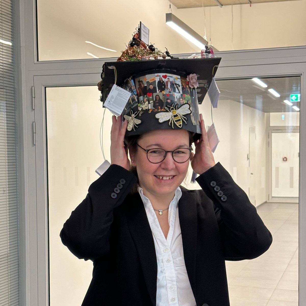 This is what I look like after a successful defense. Thank you very much to all colleagues for the great time with you. Special thanks to my PI @LuddeckeTim!
🐜#Venomics #PhDone #firstgen @jlugiessen @LOEWE_TBG @Fraunhofer_IME