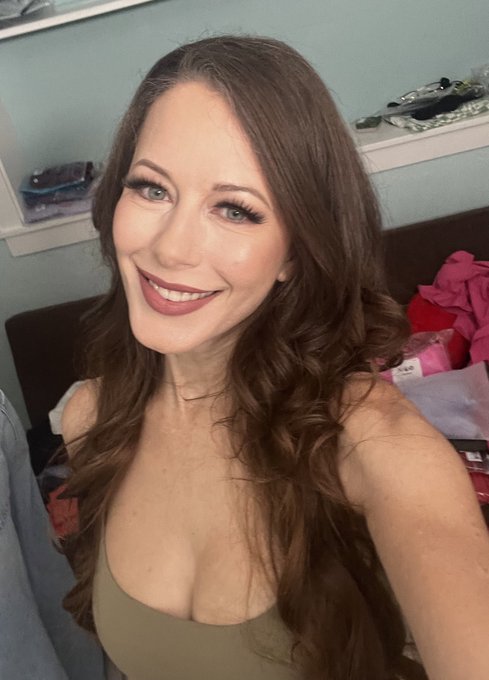 Real question- do guys notice the clutter in the background of pics or do girls neurotically tidy for<a href="/tag/mvsales"class="tags"><span>#mvsales</span></a>