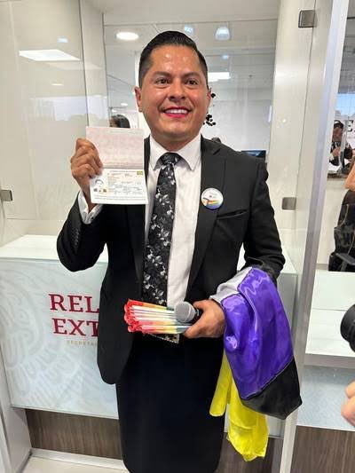 indigoyanez's tweet photo. Hace unas semanas, nos alegrábamos porque Marcelo Ebrard EN PERSONA le otorgaba el primer pasaporte NB a le magistrade Ociel. Hoy con su asesinato, confirmamos que EL ESTADO Y LA SOCIEDAD MEXICANA SIGUEN SIENDO PROFUNDAMENTE TRANSFÓBICOS.

JUSTICIA PARA OCIEL BAENA‼️🏳️‍⚧️ https://t.co/Xi5DqiahW7