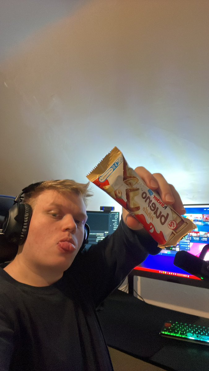 Going live now on twitch.tv/loverboy_murph… 
With my kinder Beuno and <a href="/LogitechG/">Logitech G</a> G502 X and Pro X 2 wireless headsets 

Playing Battlefield 4