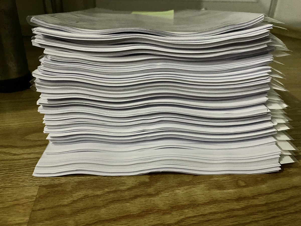 İmam Hatip Liseleri’nde haftada 2 saat İngilizce dersi var. Bunlar okumam gereken yazılı ve dinleme sınavı kağıtları. Bir de ‘speaking’ sınav notları var. Üç haftadır sınav yapıyoruz. Müfredat yetişmiyor. Ya ders saatlerini artırın, ya müfredatı azaltın. #azsınavçokders