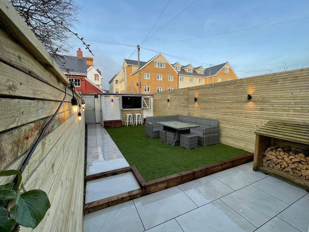 ✨Winter fencing offer ✨

6ft feather edge was £125 per metre now £90

6ft Horizontal timber fence £140 per metre now £105 

Limited offer - message now to secure your booking! 

#garden #gardentransformation #gardeninspo #moderngarden #fencing #landscaping #gardenmakeover