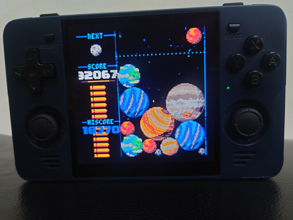 dv1HoZPrHmfCXBb's tweet photo. #RGB30 #pico8 #CosmicCollapse
①32000点越えた辺りで爆弾が一気に増えた
②白い太陽が最終形態かと思っていたら、その先があった！ブラックホールか？もはや何点かわからん。
③もう１回ブラックホールを作ろうと欲張ってゲームオーバー。何点だ？
④ハイスコア18370？なんでやねん！ https://t.co/iWSlWgpcJE