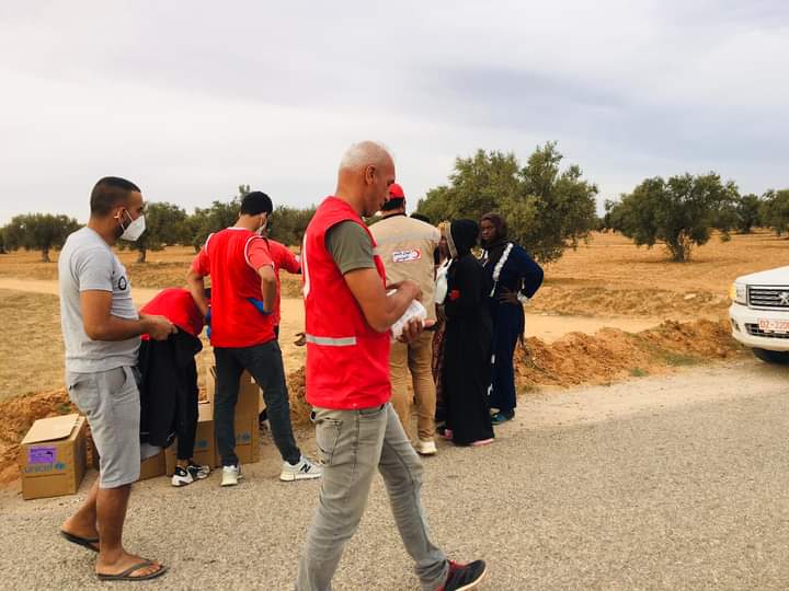 wahid07789599's tweet photo. The local authority of the Tunisian Red Crescent in the delegation of Jebniana in the state of Sfax provides humanitarian aid to a number of migrants from sub-Saharan African countries residing in the olive fields in Sfax.
#sfax
#migrantd https://t.co/Ng1wnD2QKe