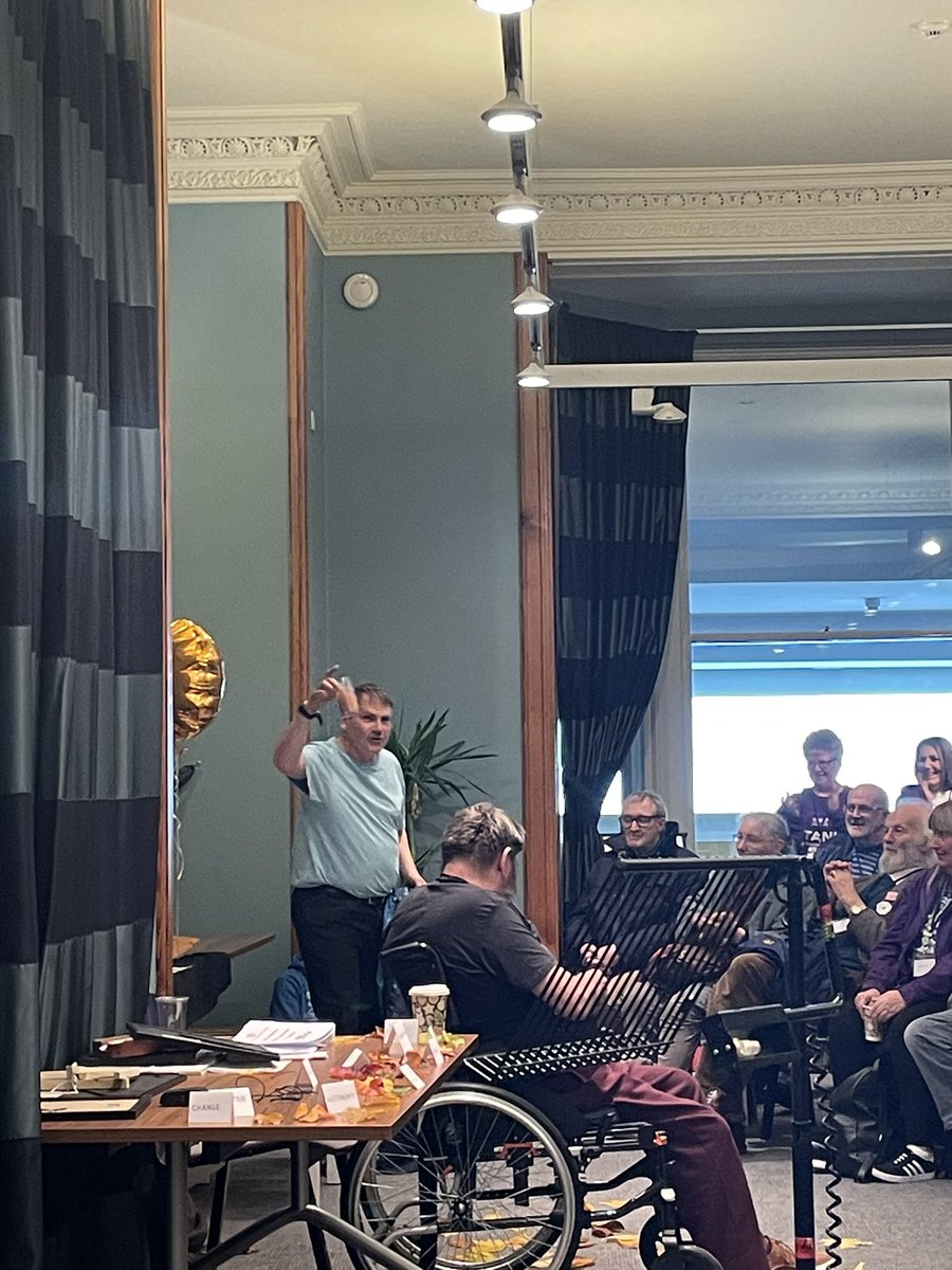 How do you make a #ScotDementiaFest? Poetry, music, pals, art and a sprinkle of magic 🪄 Courtesy of @jimthemagician, of course! Who, if you can believe it, pulled a bottle of wine out of thin air 🍷 So you can probably imagine how the rest of this eve will go… 🥴