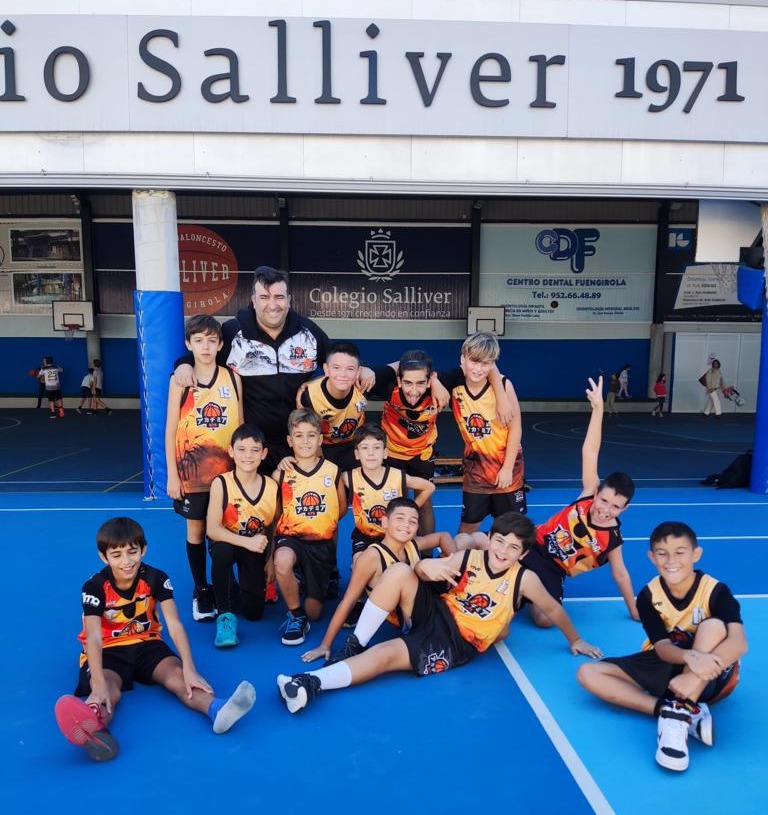675Academia's tweet photo. 🔥 ¡Victoria del #MiniMasc en Salliver en un fin de semana de mucha diversión! Los chicos de Nacho Gil completaron un buen encuentro siguiendo su formación.
@FundUnicaja
@Holiday_World
@institutoMEDAC
@SomosSanamar
@Aqualy_es
@Decathlon
@quironsalud
🟠⚫️ #Academia675 https://t.co/NrYdO9vROO