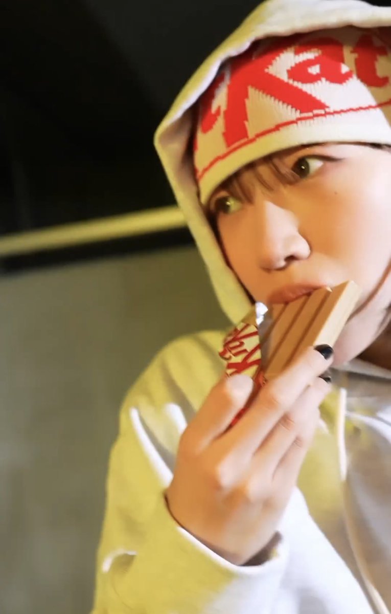 badaleeuniverse's tweet photo. BITE KITKAT THE ‘BADA LEE WAY’ 🍫♥️✨🙈
#kitkat #kitkatgold #BADAxKITKAT
#바다언니 #바다 #badalee #이바다 #바다리 #베베 #스우파2
#badaleeupdate #badaleedaily #badaleechoreography #badaleeuniverse #badaleeedit #badaleeswf2 #badaleechoreo #badaleewaves #badaleeglobal #bada #badaleeph #badaleekorea #badaleefocus #badaleeasia #mnetkpop #swf2 #badaleeclass #badaleedance #streetwomanfighter2 #badalee__