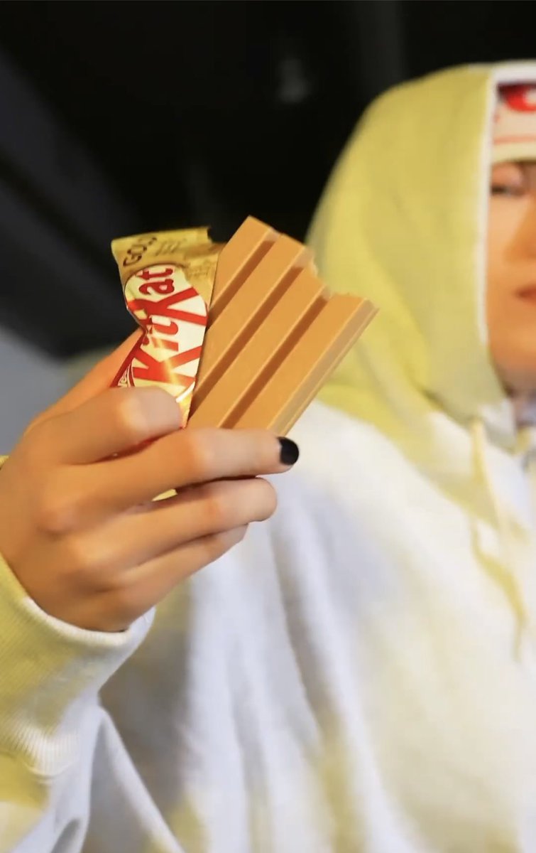 badaleeuniverse's tweet photo. BITE KITKAT THE ‘BADA LEE WAY’ 🍫♥️✨🙈
#kitkat #kitkatgold #BADAxKITKAT
#바다언니 #바다 #badalee #이바다 #바다리 #베베 #스우파2
#badaleeupdate #badaleedaily #badaleechoreography #badaleeuniverse #badaleeedit #badaleeswf2 #badaleechoreo #badaleewaves #badaleeglobal #bada #badaleeph #badaleekorea #badaleefocus #badaleeasia #mnetkpop #swf2 #badaleeclass #badaleedance #streetwomanfighter2 #badalee__