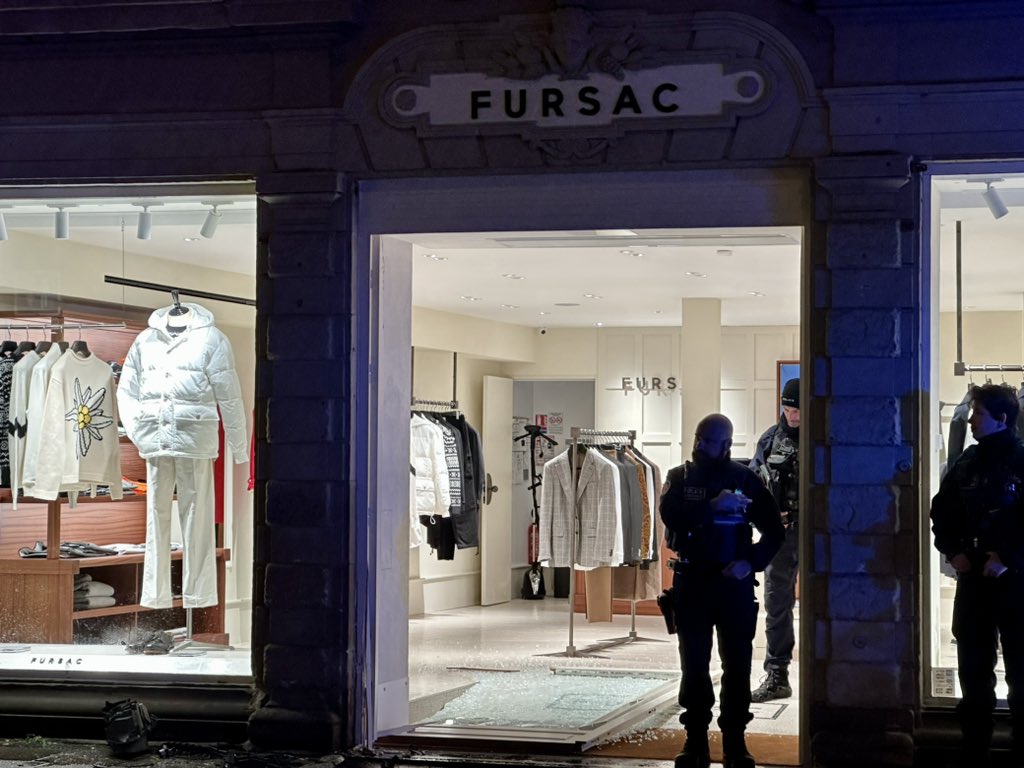 PokaaTeam's tweet photo. Gros accident impliquant une BMW rue du vieux marché aux poissons. La vitrine de la boutique de FURSAC a éclaté sous le choc 💥🚙🙃

La conduite audacieuse du conducteur n’y serait pas pour rien…

(📸 : Mahhieu Walher)
#strasbourg https://t.co/SEpA9cb0zB