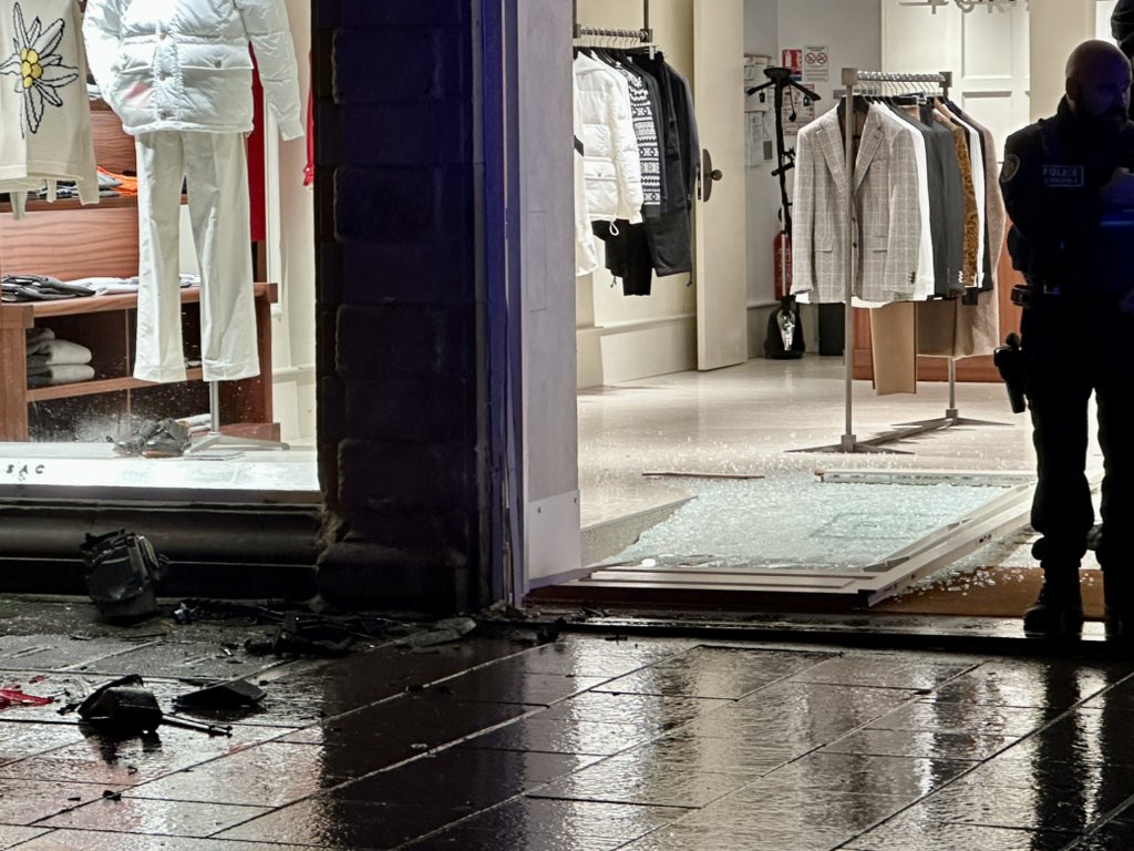 PokaaTeam's tweet photo. Gros accident impliquant une BMW rue du vieux marché aux poissons. La vitrine de la boutique de FURSAC a éclaté sous le choc 💥🚙🙃

La conduite audacieuse du conducteur n’y serait pas pour rien…

(📸 : Mahhieu Walher)
#strasbourg https://t.co/SEpA9cb0zB